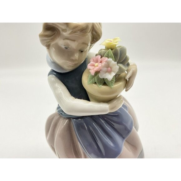 Vintage Lladro Spring Is Here Girl With Basket of Flowers 6.75" Figurine #5223 - Picture 7 of 16